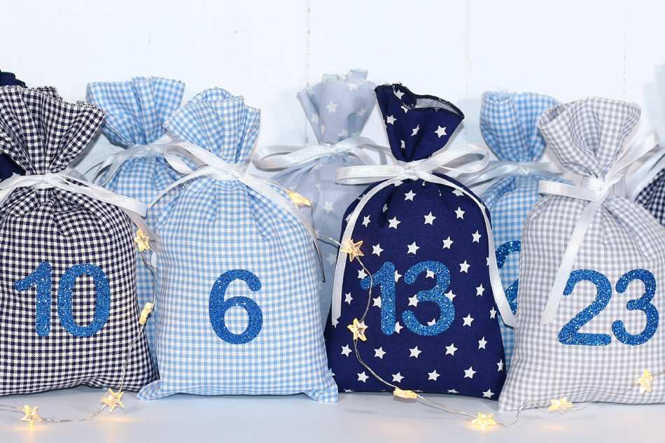 Adventskalender Säckchen aus Stoff - mit blauen zahlen